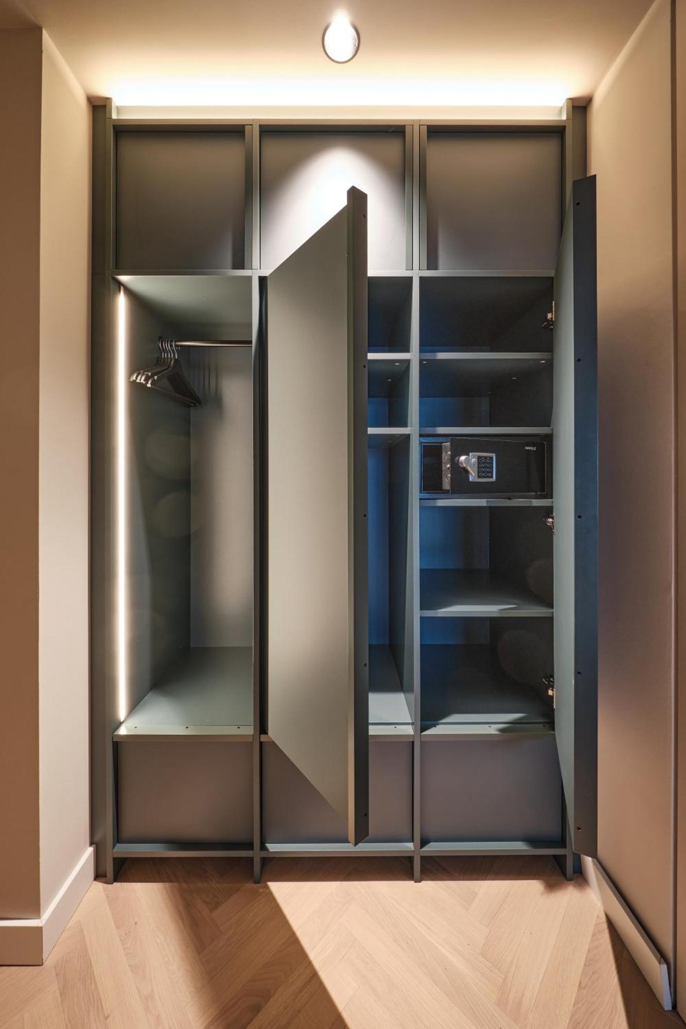 Studio Floor 10-17