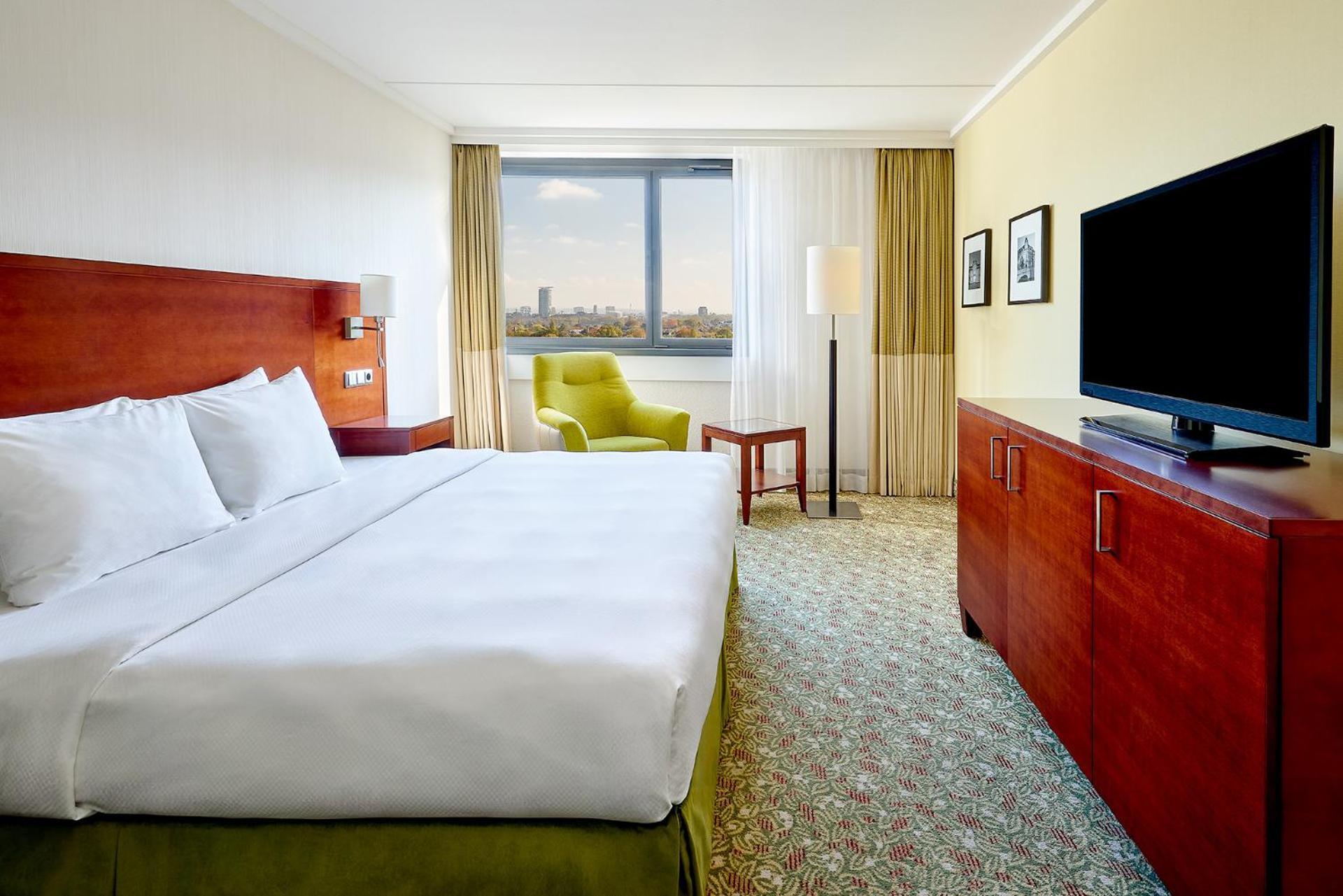 Smaller Guest room, 1 Queen, Corner room,1623649180:JPEG