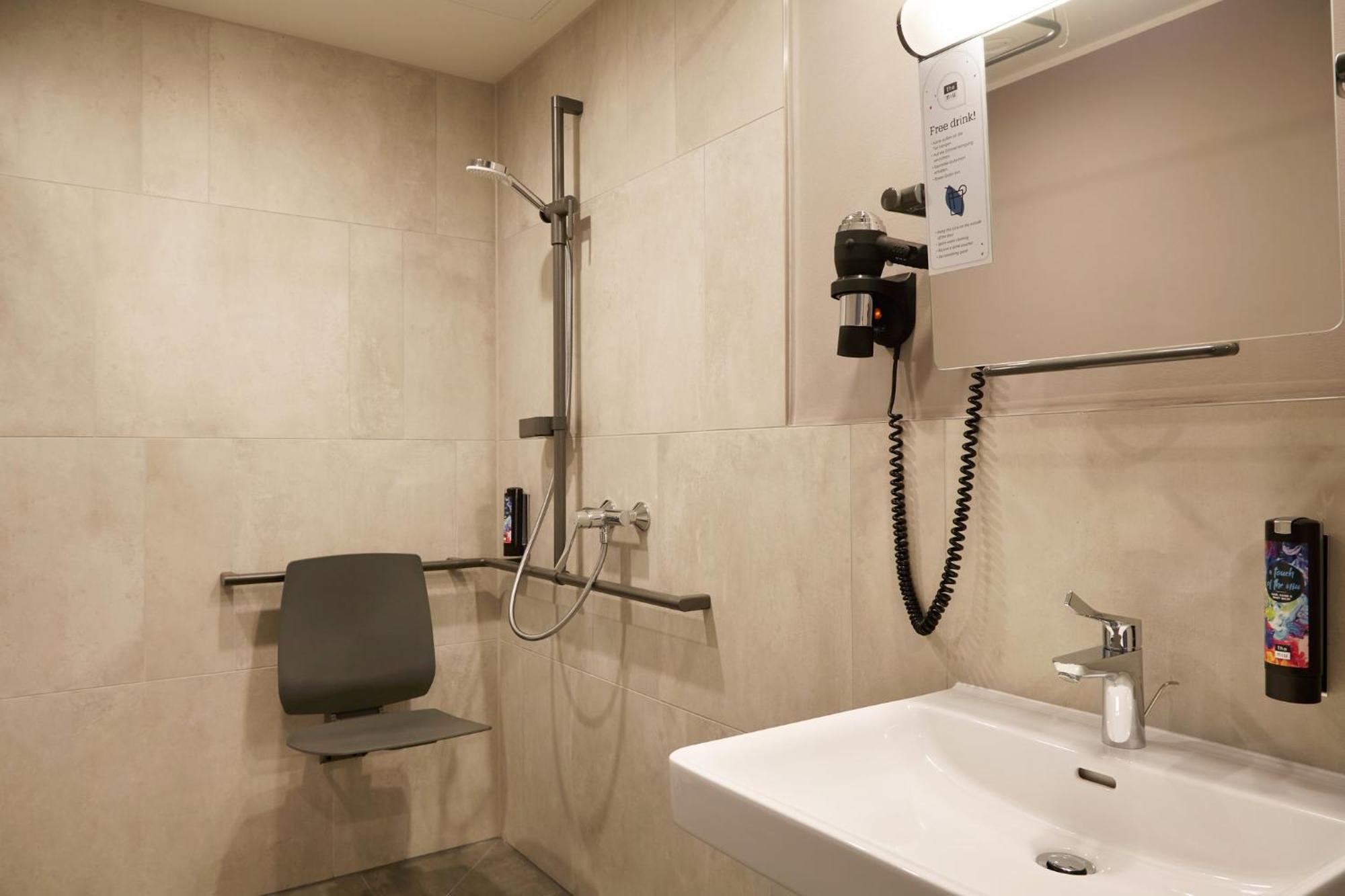 Standard Queen Room Accessible