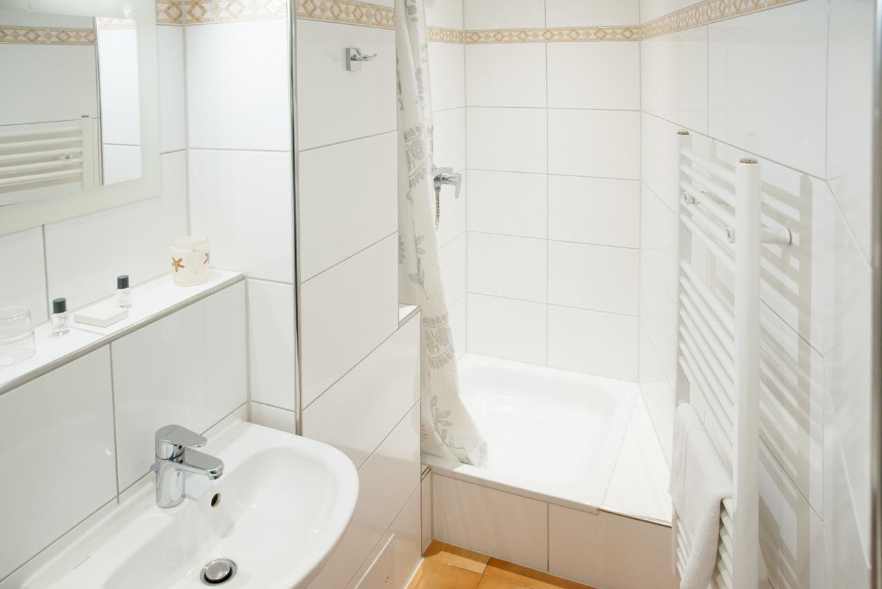 Twin Room,1694543148:JPEG
