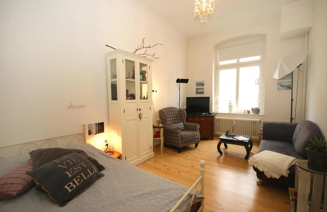 Ferienwohnung, Gemuetlicher Altbau Mit Balkon Naehe Fuerstenplatz Und Koenigsallee-1