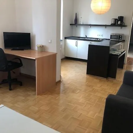 Studio E - Quiet Central Business One Bedroom Apartment For 3 Guests-2