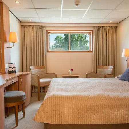 Hotelships Holland, "Oscar Wilde" Messe Hotelboat-3