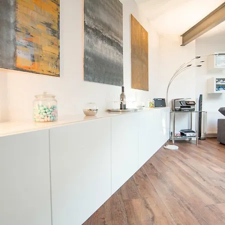 White Lofty Und White Studio-3