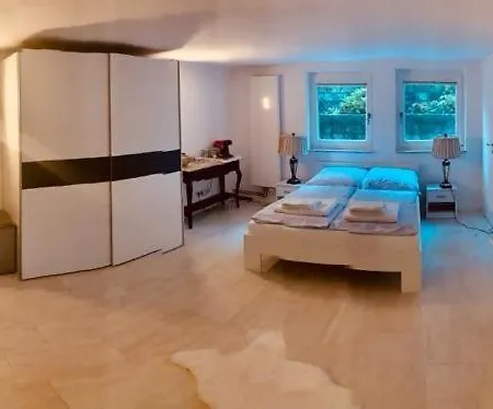 Souterrain Zimmer Mit Separatem Eingang Und Bad-2